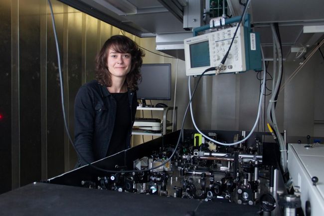 Claudia Gollner and the laser system at TU Wien. Courtesy of TU Wien.