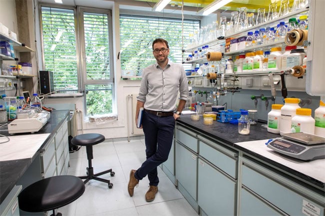 In 2018, TU Graz protein designer Gustav Oberdorfer received a European Research Council (ERC) Starting Grant for his work on sustainable light sources. Courtesy of Lunghammer/TU Graz.