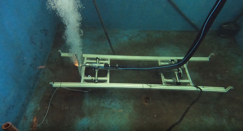 Successful test in the Underwater Technology Center Hanover, at a water depth of four meters, the scientists could successfully cut through stainless steel sheets. Courtesy of LZH.