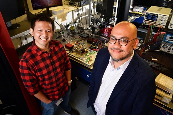 Researchers David Marpuang (right) and ?Okky Daulay developed a programmable integrated microwave photonic filter that could be used in modern radio frequency and microwave applications, including cognitive radio, multi-band all-spectrum communications, and broadband programmable front-ends. The researchers’ architecture allows integration, versatile programmability — as well as techniques for enhancing radio frequency performance metrics, such as the noise figure — to occur simultaneously on a single circuit. Courtesy of University of Twente.