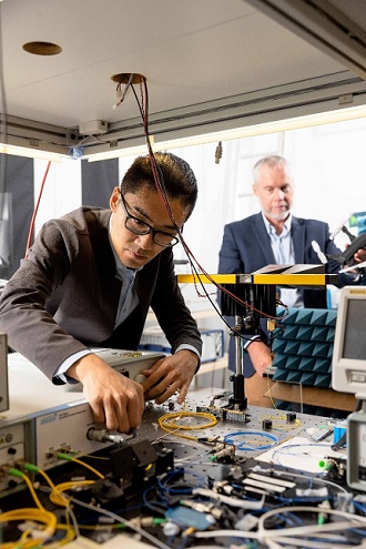 Ziqian Zhang and professor Benjamin Eggleton optimize the photonic system &mdash; the basis of the high-frequency radar. Courtesy of the University of Sydney.