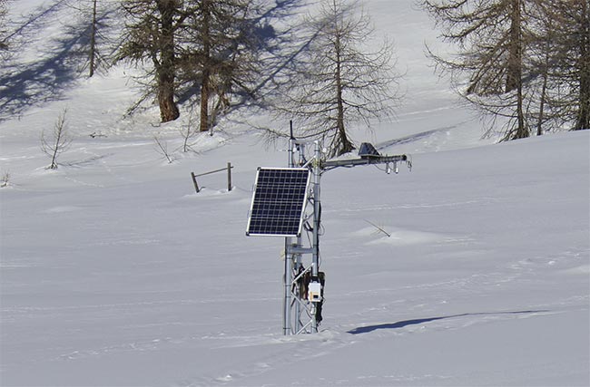 Figure 3. A spectrometer-based system powered by a small solar panel measures the reflectance of snow and tracks impurities from dust, algae, and pollution. The data can help to predict areas where snowmelt may affect water quality. Courtesy of JB Hyperspectral.