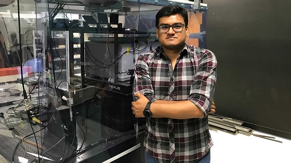 Nabil Md Rakinul Hoque's newly invented interferometer combines the advantages of two types of interferometers that are currently available. The hybrid instrument is compact and highly sensitive.  Courtesy of Lingze Duan / UAH .