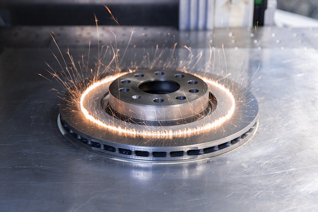 Fraunhofer IWS uses high-energy light instead of sand grains to clean and roughen – for example the surface of brake discs. Courtesy of René Jungnickel/Fraunhofer IWS.