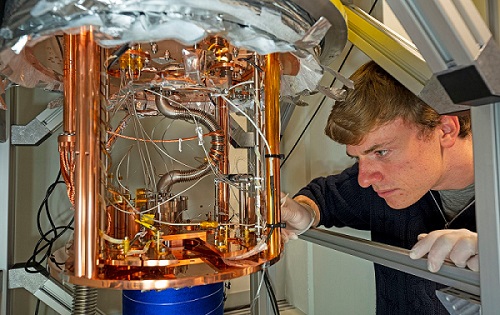 Andreas Gritsch at the cryostat, in which the silicon doped with erbium atoms is cooled down to a few degrees above absolute zero. Courtesy of Thorsten Naeser.
