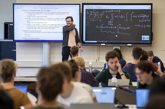 Program director of the master applied physics Aurèle Adam lecturing at Delft University of Technology. Courtesy of Delft University of Technology.