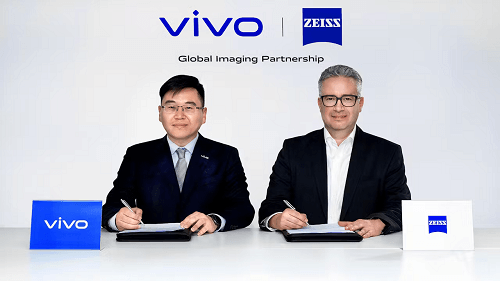 Vice president of imaging at vivo Yu Meng (left) and head of technology and innovation at Zeiss Consumer Products Torsten Sievers. Courtesy of ZEISS.