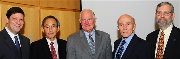 (l-r): Committee on Harnessing Light Co-Chairman Alan Willner; US Secretary of Energy Steven Chu; former Intel CEO and President Craig Barrett; Committee on Harnessing Light Co-Chairman Paul McManamon; and OSA Vice President Philip Bucksbaum.