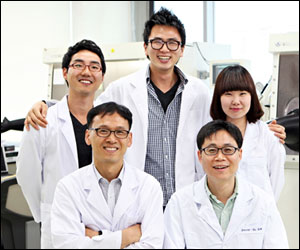  The research group of professors Jin Young Kim (front left) and Byeong-Su Kim (front right). 