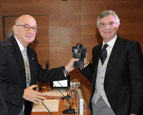 Mr. Elías Fereres, President of the Royal Academy of Engineering, gave the award Academiae Dilecta 2016 to Mr. Arturo Baldasano Supervielle, President of the Board.