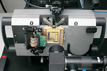 An external loading station for the pre-alignment of two optical fibers has two advantages