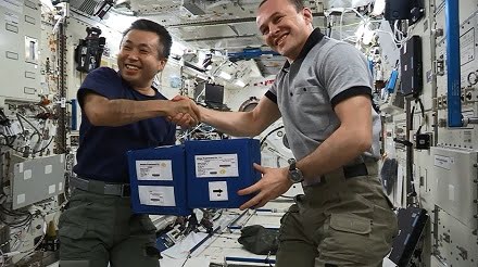 Medaka fish arrived at the ISS, and then were received by astronauts.