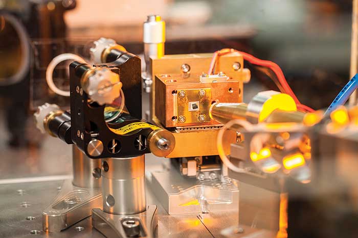 Laboratory setup of a continuously tunable 2.X-µm VECSEL without intracavity heatspreader.