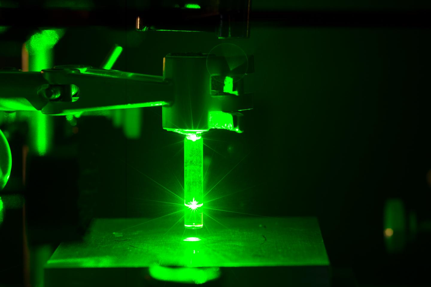 System modulates visible light to control chemical reactions, Queensland Univ.
