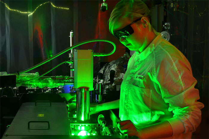 Researchers Film the Ultrafast Conversion of Light into Electricity