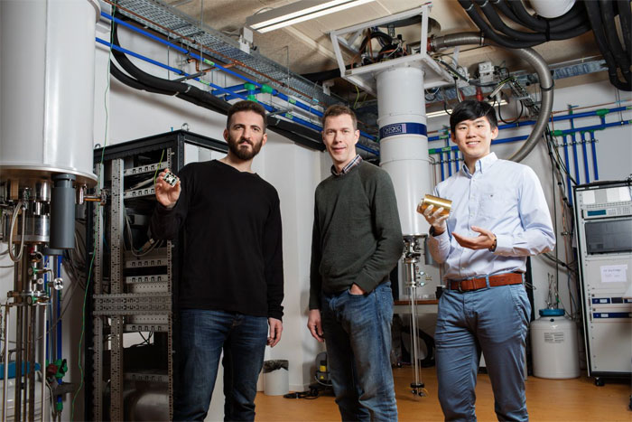 Spin photon coupling in silicon: Researchers from left to right: Nodar Samkharadze, Lieven Vandersypen and Guoji Zheng. Courtesy of TU Delft/Marieke de Lorijn.