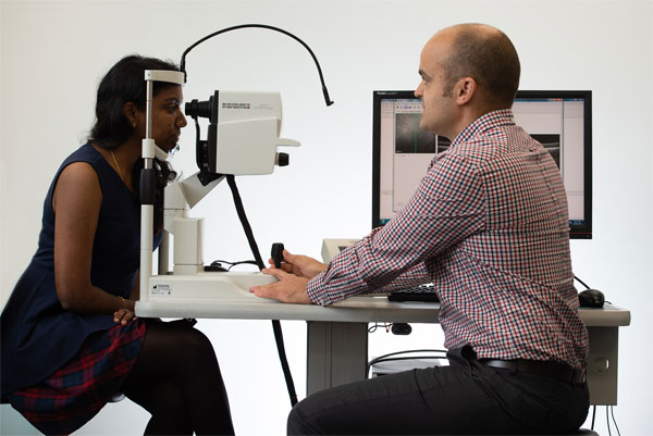 Dr David Alonso-Caneiro performing an OCT scan at the QUT School of Optometry and Vision Science.