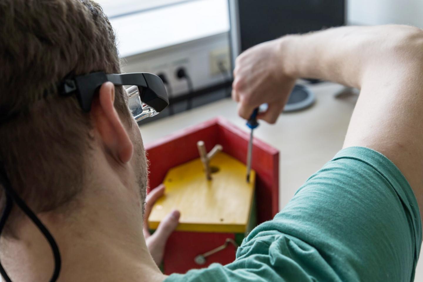 The precursor model to the Avikom glasses can, for example, help workers assemble wooden bird houses. Courtesy of CITEC/Bielefeld University.
