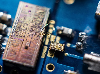 The integrated detector combines a silicon photonic chip with a silicon micro-electronics chip, yielding advanced speed in detecting quantum light. Courtesy of the University of Bristol.
