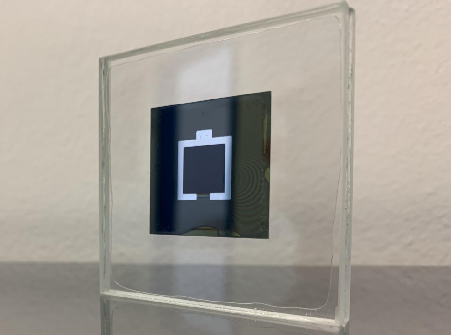 The tandem solar cell was realized on a typical laboratory scale of one square centimeter. However, scaling up is possible. Courtesy of Eike Köhnen/HZB. KTU.