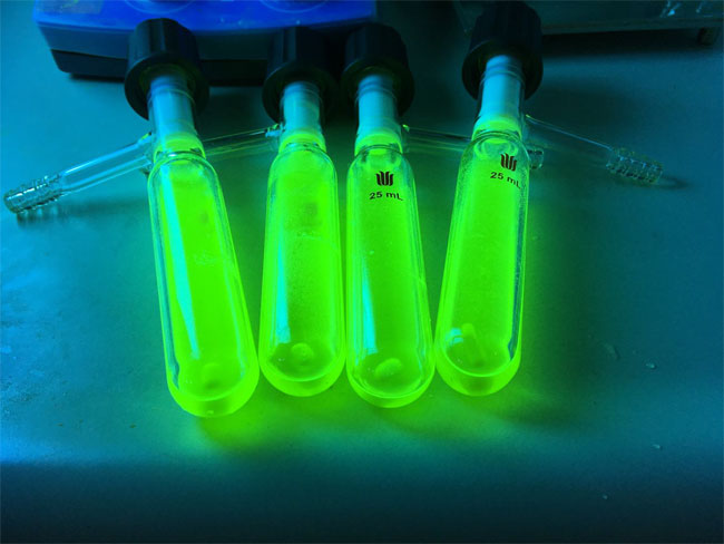 CuPCP gives off an intense green glow not only when current is applied, but also under UV light. Courtesy of University of Bremen/Matthias Vogt.