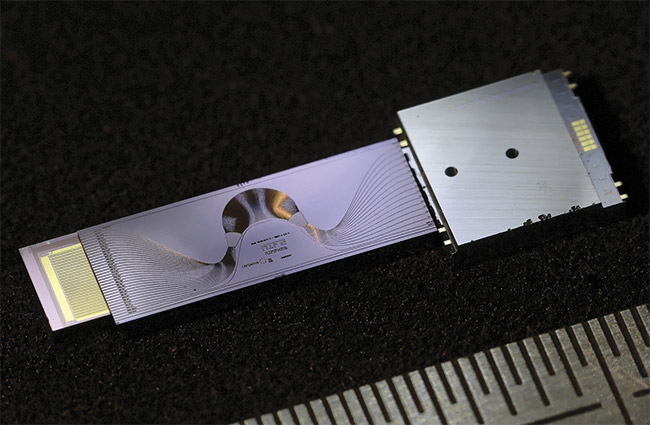 A mock-up of an on-chip photoacoustic sensor assembling an array of quantum cascade lasers, a mid-infrared circuit, and a photoacoustic detector, all fabricated on silicon. Courtesy of CEA-Leti.