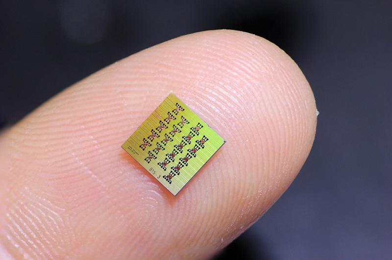 A fabricated piezoMEMS-silicon nitride chips containing multiple optical isolators. Courtesy of EPFL.