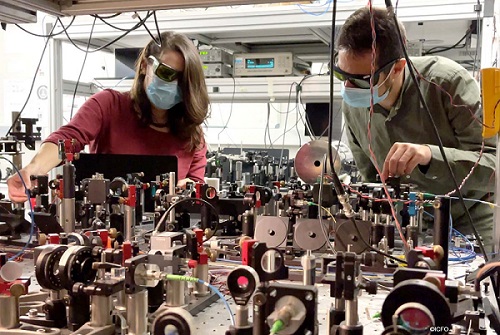 Charikleia Troullinou and Dr. Vito Giovanni Lucivero working in the experimental setup in the lab at ICFO. Courtesy of ICFO.