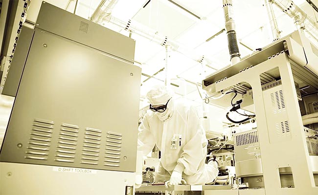 A cleanroom in GLOBALFOUNDRIES’ Fab 8 facility in Malta, N.Y., where the company is using DUV lithography to achieve significant improvements in performance and power requirements for its 14- and 12-nm leading performance platform. Courtesy of GLOBALFOUNDRIES.