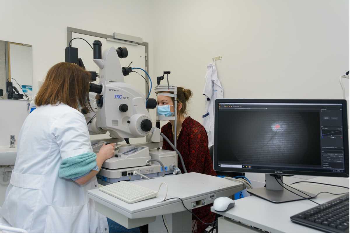 Setup of combined hyperspectral and fundus camera at at the lab of professor Ingeborg Stalmans, head of the Research Group Ophthalmology (RGO) at KU Leuven. Courtesy of KU Leuven and imec.