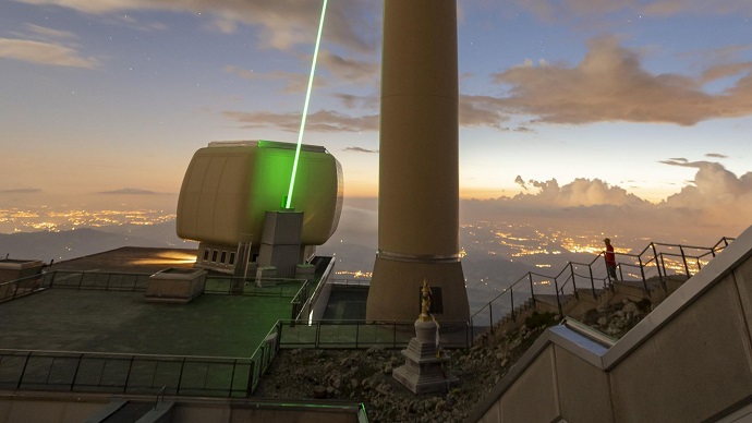 The green laser beam of the TRUMPF laser is clearly visible during use. It reaches infinitely far into the sky. Courtesy of TRUMPF/Martin Stollberg.