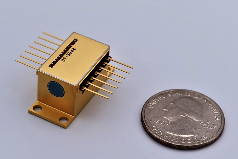 The world’s smallest wavelength-swept QCL is only 1/150th the size of previous wavelength-swept QCLs. Courtesy of Hamamatsu Photonics K.K. and New Energy and Industrial Technology Development Organization (NEDO).