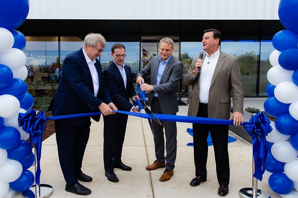 ZEISS celebrates the grand opening of the new Quality Excellence Center in Wixom, Michigan with the official ribbon cutting. Courtesy of ZEISS.