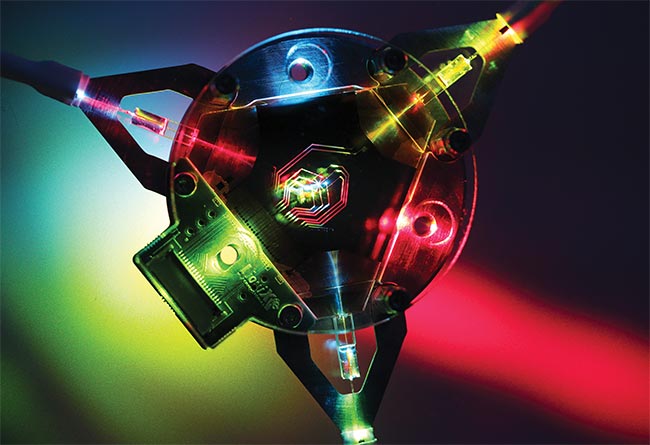 An integrated photonic module for light alignment and wavelength selection in a microscope application. The module uses three different laser inputs and combines and distributes them on chip following the user’s selection. The light is then optimized to interact with a free-space optics system. Courtesy of Carl Zeiss.