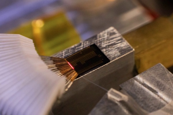 Electronics Manufacturing Extends Spectrum of Integrated Photonics