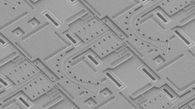 Scanning electron micrograph of the LiDAR chip showing the grating antennas.  The researchers integrated a 128?×?128-element FPSA of grating antennas and MEMS-actuated optical switches on a 10?×?11-mm<sup>2</sup> silicon photonic chip. In experiments, the team achieved 3D imaging with a distance resolution of 1.7?cm with frequency-modulated continuous-wave (FMCW) ranging in a monostatic configuration. Courtesy of Kyungmok Kwon, UC Berkeley.