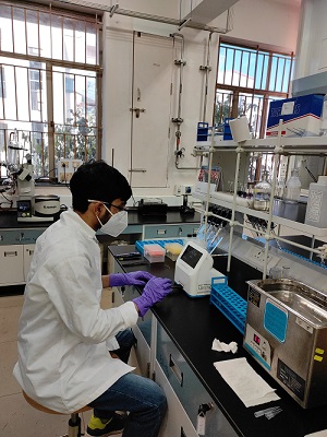 Researcher Arnab Dutta working in the lab of IISc professor Uday Maitra. Courtesy of Arnab Dutta.