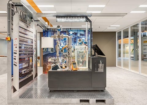 A station within Fluke’s customer experience center. The center is designed to afford customers an opportunity to gain hands-on experience with Fluke’s technology. Courtesy of Fluke. 