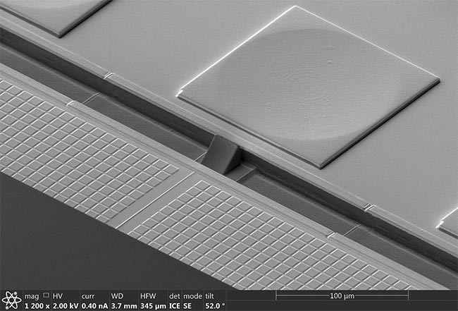 Teramount’s PhotonicPlug technology is designed to facilitate the passive self-alignment of optical components (top). These elements are incorporated during the wafer-level manufacturing process and can increase alignment tolerances to more than ±20 µm/dB to simplify the subsequent alignment of fiber connections. Fibers linked via this technology can also be disconnected and reconnected, allowing alignment to be maintained after performing reflow-based packaging. Courtesy of Teramount.  Teramount’s PhotonicBump components can be incorporated during wafer fabrication to facilitate alignment of fiber connections along the edge of the PIC (bottom). Courtesy of Teramount.