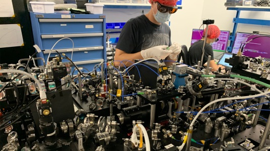 ColdQuanta’s Adam Friss and Woo Chang Chung work on Hilbert, the world’s first commercial cold-atom quantum computer. Courtesy of ColdQuanta.