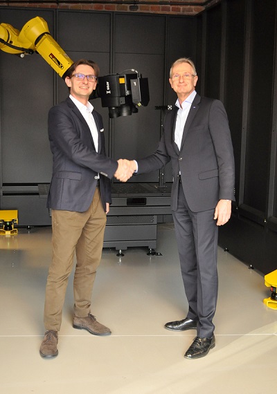 LENSO CEO Marek Radke (left) and Michael Hubensack, CEO of SSC Carl Zeiss Poland. Courtesy of ZEISS.