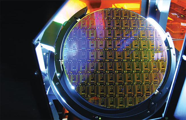 Metalenses Scale Up to Target the Market for Small Optics