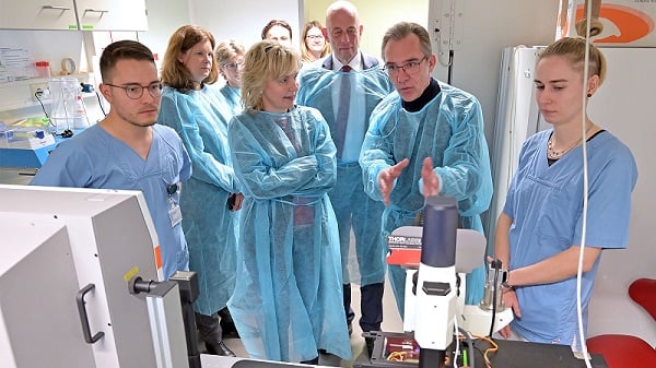 LPI spokesperson professor Jürgen Popp (second from right) presents the LPI laboratory in the Medical Microbiology Department at the UKJ to BMBF State Secretary Sabine Döring (fourth from right) and Minister Wolfgang Tiefensee (third from right). Left and right are LPI scientists Marie-Luise Enghardt (right) and Richard Gros (left). Courtesy of Michael Szabó, Jena University Hospital.