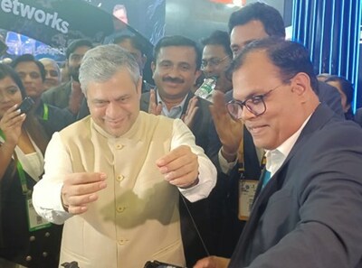 Union Minister for Communications, Electronics & Information Technology & Railways Shri Ashwini Vaishnav unveiling the 160µm optical fiber at IMC 2023. Courtesy of STL.