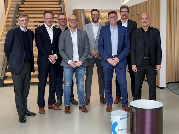 Representatives of Triflex and Heliatek standing with their respective products. Courtesy of Heliatek.