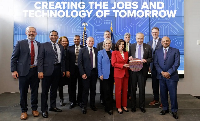 From right: IBM CEO Arvind Krishna, Senator Chuck Schumer, Governor Kathy Hochul, and leaders from the semiconductor industry at the event held for the announcement of the high NA EUV center. Courtesy of Mike Groll/Office of Governor Kathy Hochul.