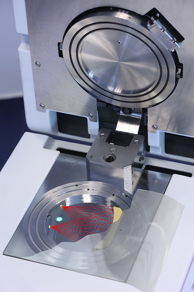 Infrared laser beams and fluorescence quenching can be used to simultaneously investigate the water vapor and oxygen permeability of barrier films. The measurement technique is used in OLED technology, medical technology and the food industry. Courtesy of Amac Garbe/Fraunhofer IWS.