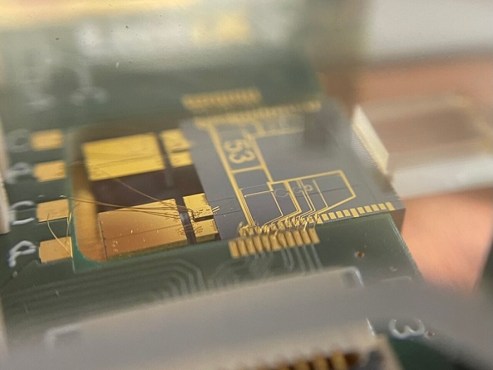 The whole quantum light source fits on a chip smaller than a one-euro coin. The researchers reduced the size of the light source by a factor of more than 1,000 by using a novel "hybrid technology" that combines a laser made of indium phosphide and a filter made of silicon nitride on a single chip. The new light source is efficient and stable and can find applications to drive quantum computers or the quantum internet. Courtesy of the Institute of Photonics/Leibniz University of Hannover.