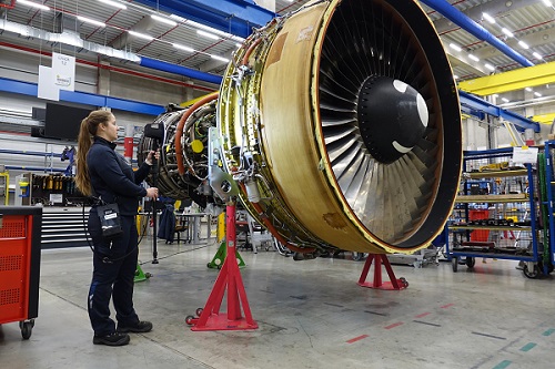 An MTU employee digitizes an engine using the goSCOUT3D photogrammetry device. Courtesy of MTU Maintenance.