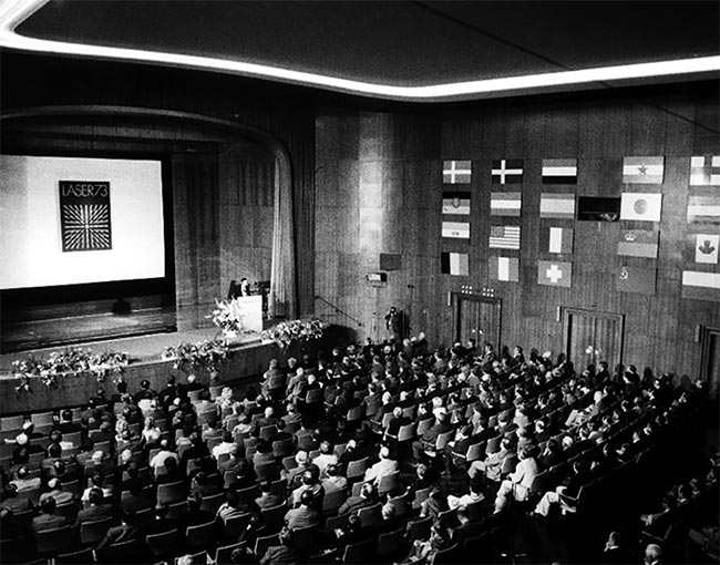 In 1973, the international laser community met in Munich for a lively exchange — without the need for internet or PowerPoint slides. Copyright Messe München.